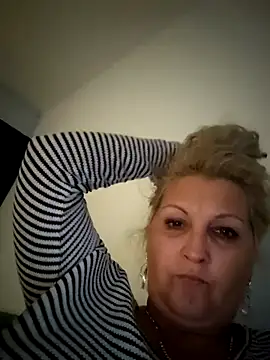 Snapshot of Divineblond chatting on 11.08.25 Divineblond online show from 11.08.25