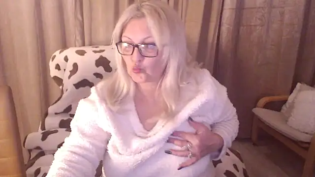 Snapshot of Divineblond chatting on 11.15.25 Divineblond online show from 11.15.25