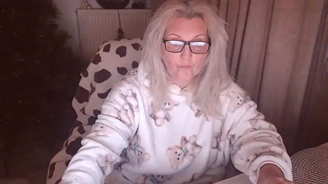Snapshot of Divineblond chatting on 11.18.25 Divineblond online show from 11.18.25