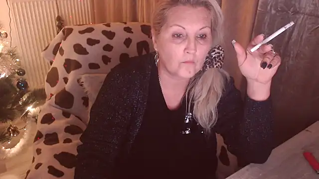 Snapshot of Divineblond chatting on 11.24.25 Divineblond online show from 11.24.25