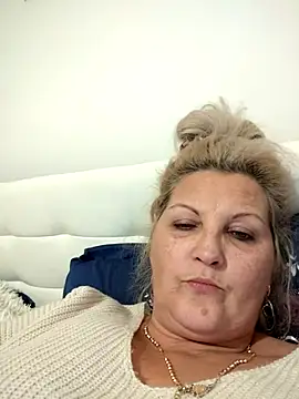 Snapshot of Divineblond chatting on 11.28.25 Divineblond online show from 11.28.25