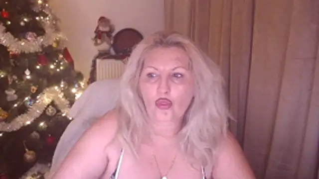 Snapshot of Divineblond chatting on 12.02.25 Divineblond online show from 12.02.25