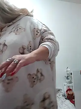 Snapshot of Divineblond chatting on 12.13.25 Divineblond online show from 12.13.25