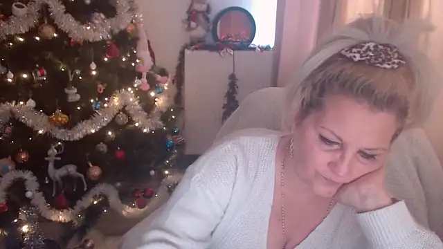 Snapshot of Divineblond chatting on 12.15.25 Divineblond online show from 12.15.25