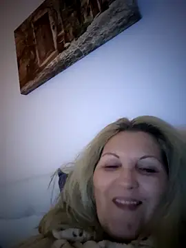 Snapshot of Divineblond chatting on 12.17.25 Divineblond online show from 12.17.25