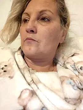 Snapshot of Divineblond chatting on 12.19.25 Divineblond online show from 12.19.25