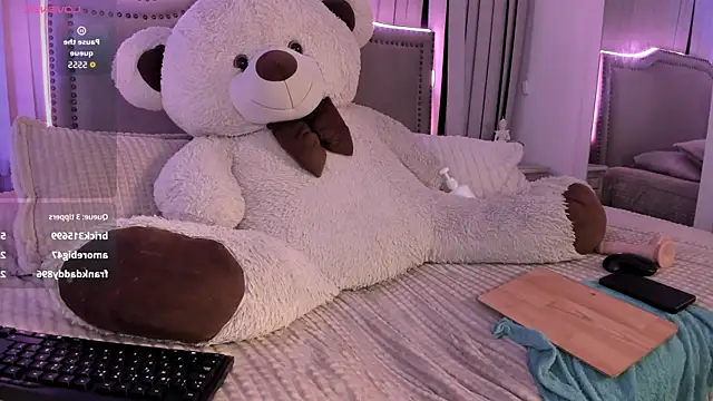 Snapshot of mariana__thompson chatting on 06.18.26 mariana thompson online show from 06.18.26