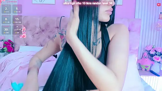 Snapshot of Ariana_west_ chatting on 05.25.26 Ariana west online show from 05.25.26