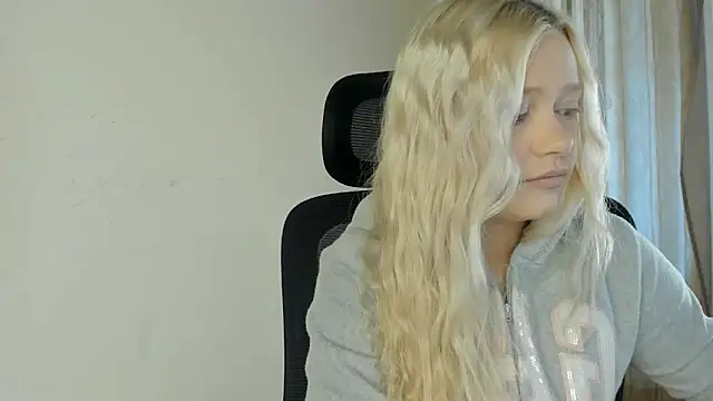 Snapshot of MidnightPoise chatting on 06.17.26 MidnightPoise online show from 06.17.26