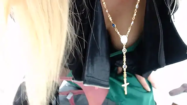 Snapshot of BlondeNatalia chatting on 06.11.26 BlondeNatalia online show from 06.11.26