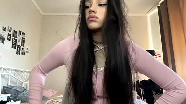 Snapshot of LouisePavlides chatting on 05.04.26 LouisePavlides online show from 05.04.26