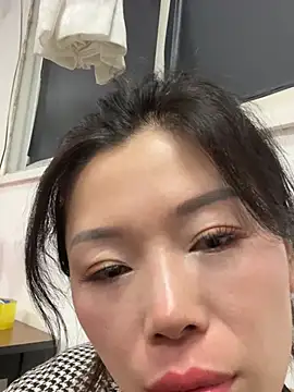 Snapshot of milkwine chatting on 05.23.26 milkwine online show from 05.23.26