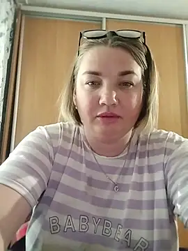Snapshot of MiyaOlliver chatting on 06.05.26 MiyaOlliver online show from 06.05.26