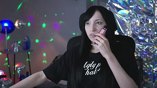 Snapshot of SeraphineSparda chatting on 05.20.26 SeraphineSparda online show from 05.20.26