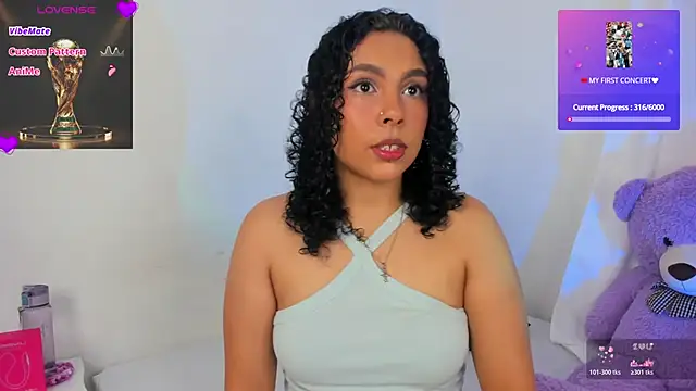 Snapshot of Violetta_cam_ chatting on 06.19.26 Violetta cam online show from 06.19.26