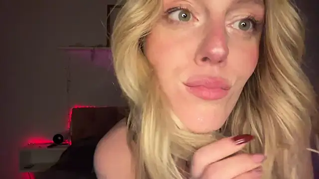 Snapshot of sweetemma_x chatting on 06.26.26 sweetemma x online show from 06.26.26