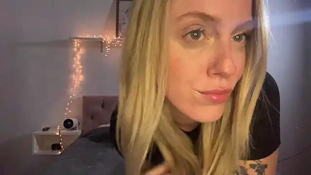 Snapshot of sweetemma_x chatting on 07.25.26 sweetemma x online show from 07.25.26