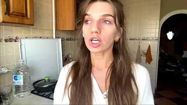 Snapshot of TrishIsaac chatting on 05.19.26 TrishIsaac online show from 05.19.26