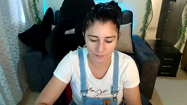 Snapshot of LUCYMILF_SEXY chatting on 06.07.26 LUCYMILF SEXY online show from 06.07.26