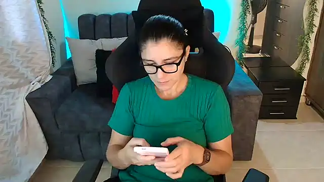 Snapshot of LUCYMILF_SEXY chatting on 07.05.26 LUCYMILF SEXY online show from 07.05.26