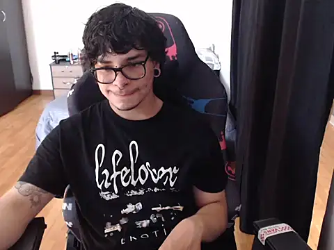 Snapshot of lilgothboy chatting on 05.20.26 lilgothboy online show from 05.20.26