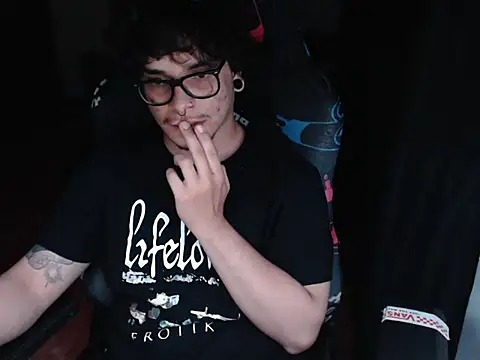 Snapshot of lilgothboy chatting on 05.26.26 lilgothboy online show from 05.26.26