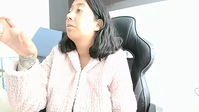 Snapshot of saramaSS chatting on 06.15.26 saramaSS online show from 06.15.26