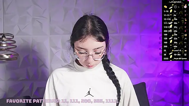 Snapshot of zara_bliss chatting on 05.19.26 zara bliss online show from 05.19.26