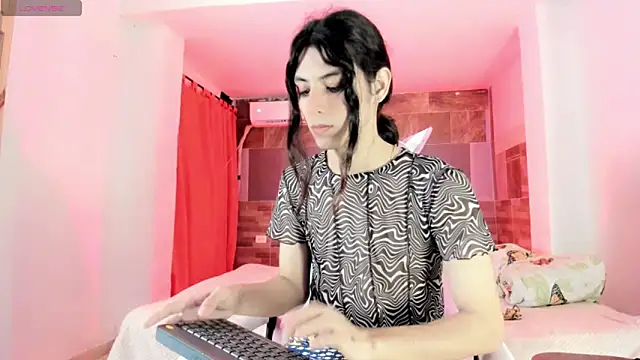 Snapshot of angel_hass18 chatting on 06.19.26 angel hass18 online show from 06.19.26