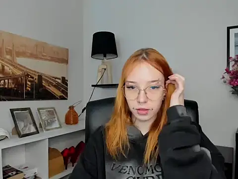 Snapshot of foxSonya chatting on 05.18.26 foxSonya online show from 05.18.26