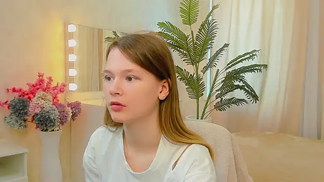 Snapshot of TiaGarnsey chatting on 05.12.26 TiaGarnsey online show from 05.12.26