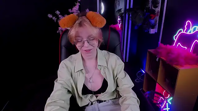 Snapshot of FoxxyyPolly chatting on 06.17.26 FoxxyyPolly online show from 06.17.26