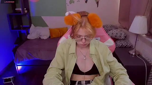 Snapshot of FoxxyyPolly chatting on 06.20.26 FoxxyyPolly online show from 06.20.26