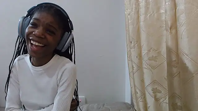 Snapshot of PetiteBarbie_05 chatting on 07.16.26 PetiteBarbie 05 online show from 07.16.26