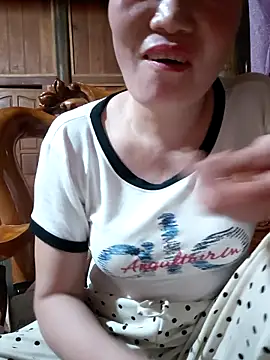 Snapshot of -Trici- chatting on 06.27.26 -Trici- online show from 06.27.26