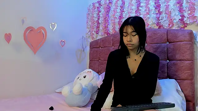 Snapshot of Naomy_Bloom chatting on 05.13.26 Naomy Bloom online show from 05.13.26