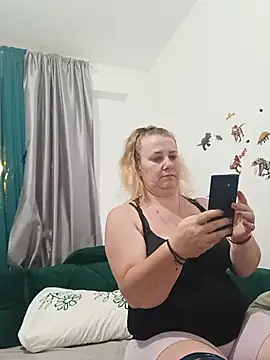 Snapshot of JuliaBestX chatting on 06.25.26 JuliaBestX online show from 06.25.26