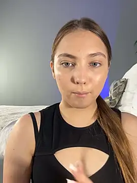 Snapshot of EvaVea chatting on 06.19.26 EvaVea online show from 06.19.26