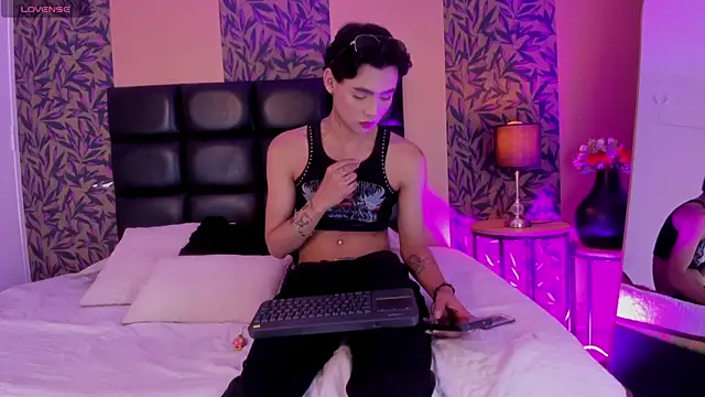 Snapshot of tian_sex chatting on 06.18.26 tian sex online show from 06.18.26