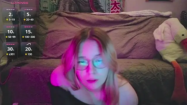 Snapshot of LeahBay chatting on 07.18.26 LeahBay online show from 07.18.26