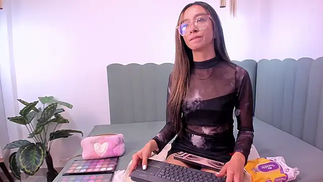 Snapshot of HannaCarttier_ chatting on 05.14.26 HannaCarttier online show from 05.14.26