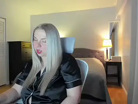 Snapshot of Laviora chatting on 06.18.26 Laviora online show from 06.18.26