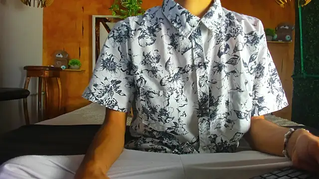 Snapshot of leonix_love chatting on 06.24.26 leonix love online show from 06.24.26