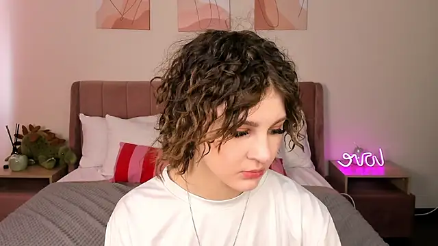 Snapshot of Kira__Fluffy chatting on 05.18.26 Kira Fluffy online show from 05.18.26