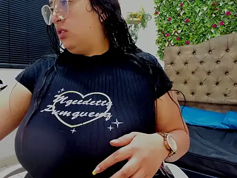 Snapshot of Candy_Curvyy chatting on 05.20.26 Candy Curvyy online show from 05.20.26