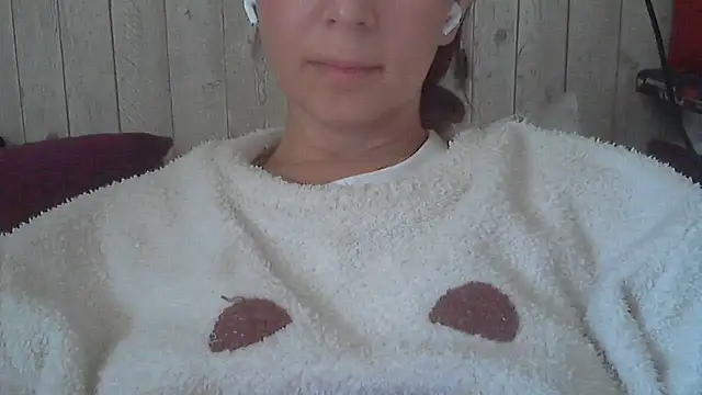 Snapshot of Bella--White chatting on 05.18.26 Bella--White online show from 05.18.26