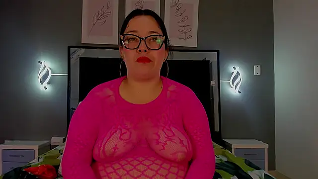 Snapshot of zoe_curvyy chatting on 06.12.26 zoe curvyy online show from 06.12.26