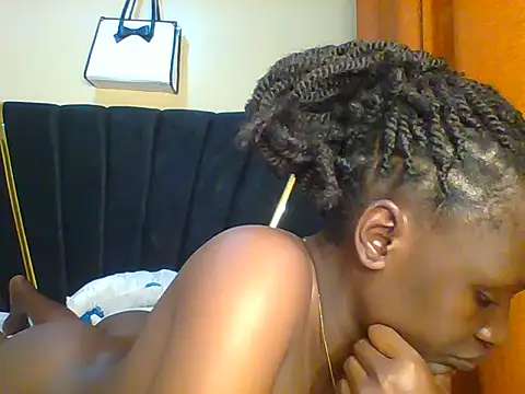 Snapshot of petite_cuteass chatting on 06.10.26 petite cuteass online show from 06.10.26
