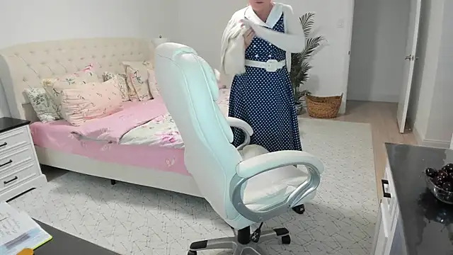 Snapshot of Vika73 chatting on 07.17.26 Vika73 online show from 07.17.26