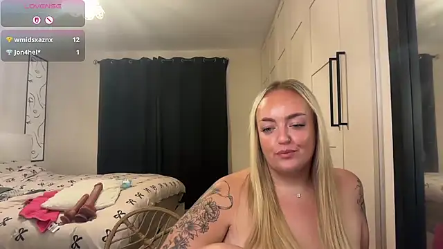 Snapshot of CurvyWetWife chatting on 07.07.26 CurvyWetWife online show from 07.07.26